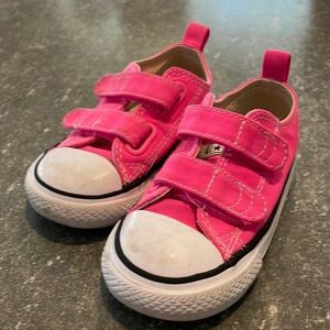 Pink size 6 toddlers girls converse sneakers